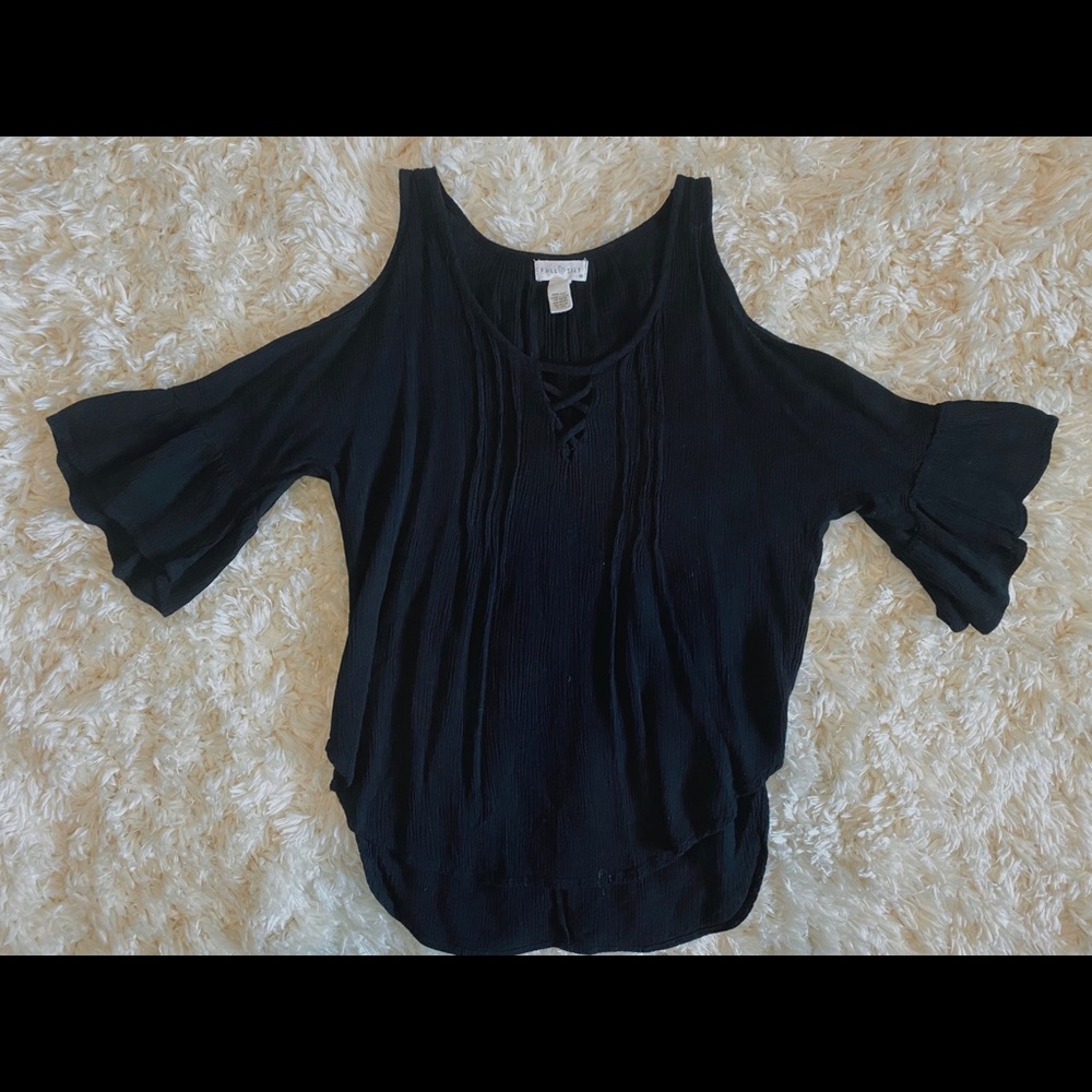 black open shoulder top!! 🪐🖤⁣⁣